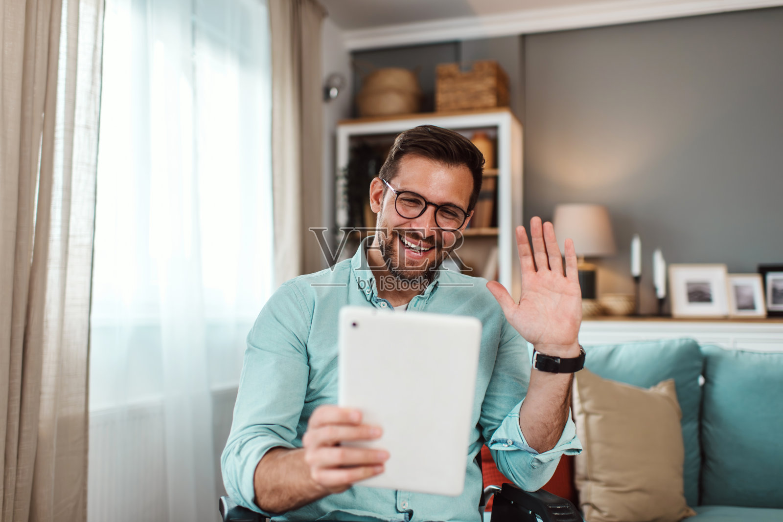 在职的英俊的残疾商人照片摄影图片