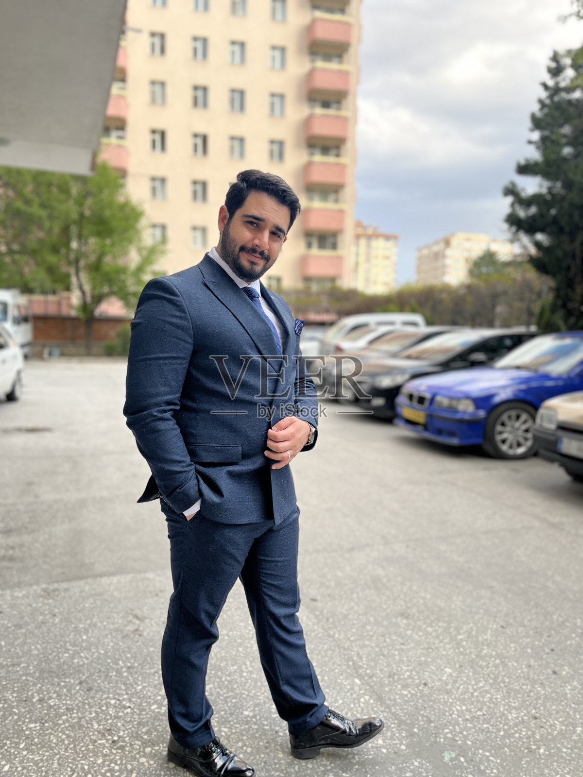身穿深蓝色西装的土耳其商人照片照片摄影图片