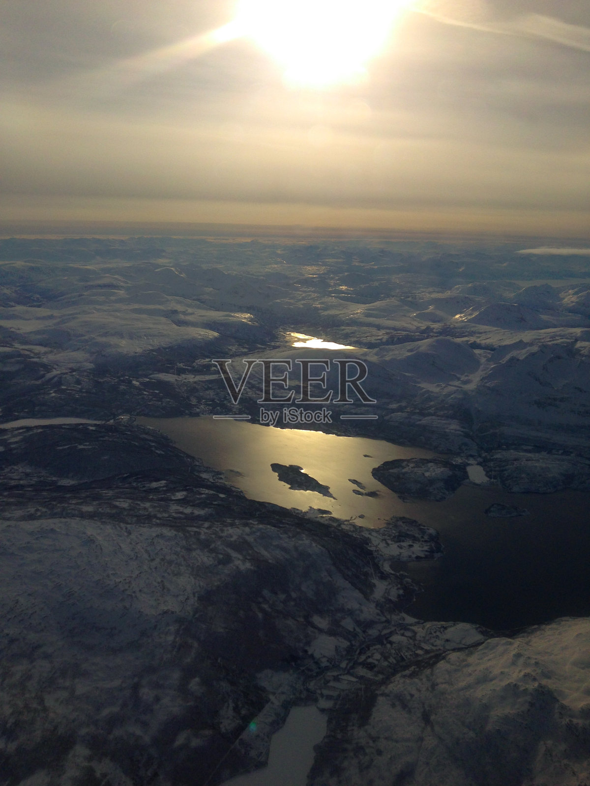 冬季鸟瞰挪威北部积雪覆盖的山脉照片摄影图片