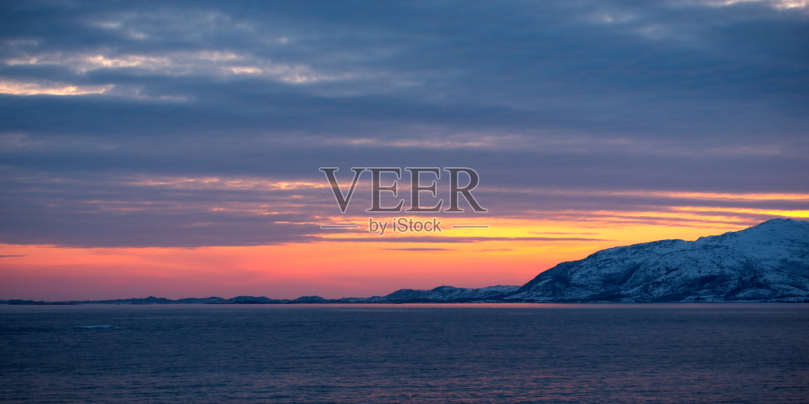 冬天从韦斯特拉伦岛群岛俯瞰维斯特峡湾全景的日落照片摄影图片