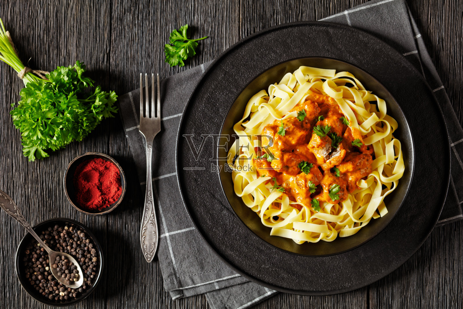 奶油红辣椒猪肉块配意大利面照片摄影图片