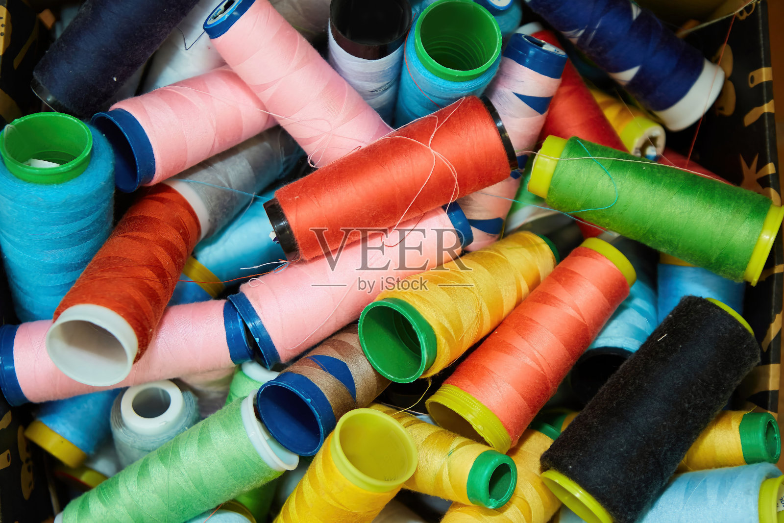 不同颜色和阴影的线卷的特写，用于缝纫，刺绣和创意。爱好的概念。照片摄影图片