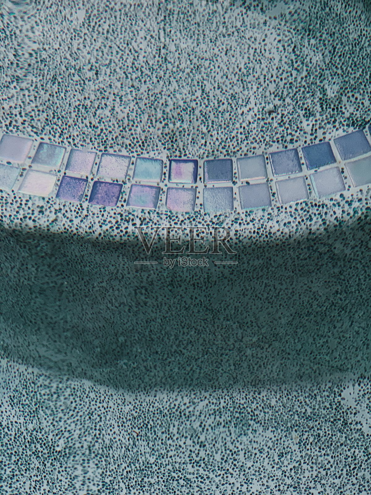 泳池楼梯铺着闪亮的蓝色瓷砖照片摄影图片