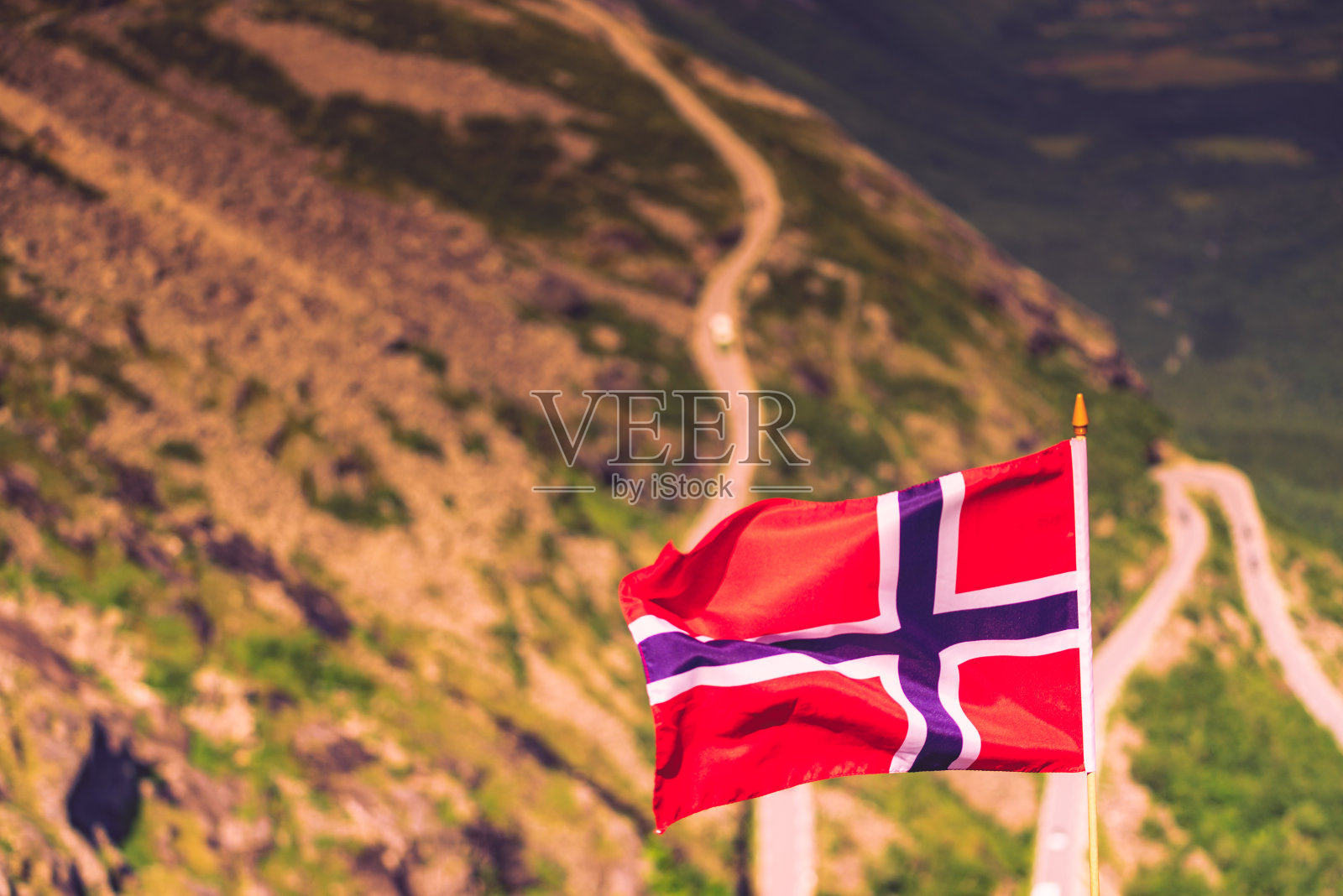 挪威国旗和Trollstigen山路照片摄影图片