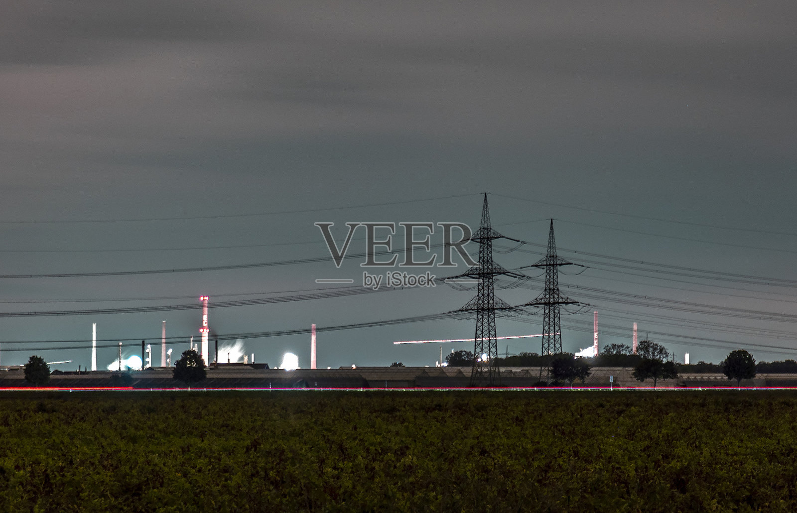 夜间的输电塔照片摄影图片