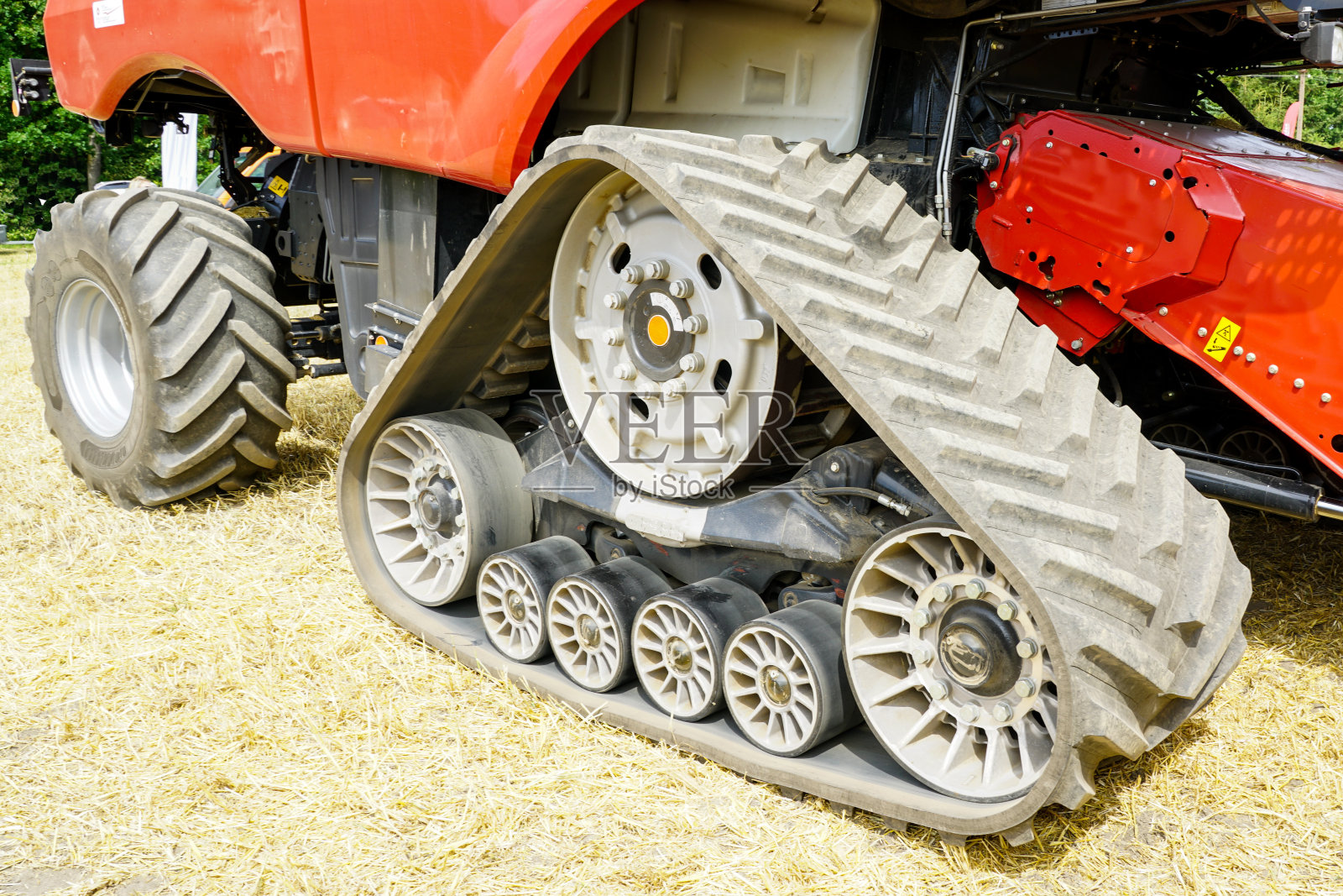 三角橡胶履带式悬挂现代越野农机，履带式传动照片摄影图片