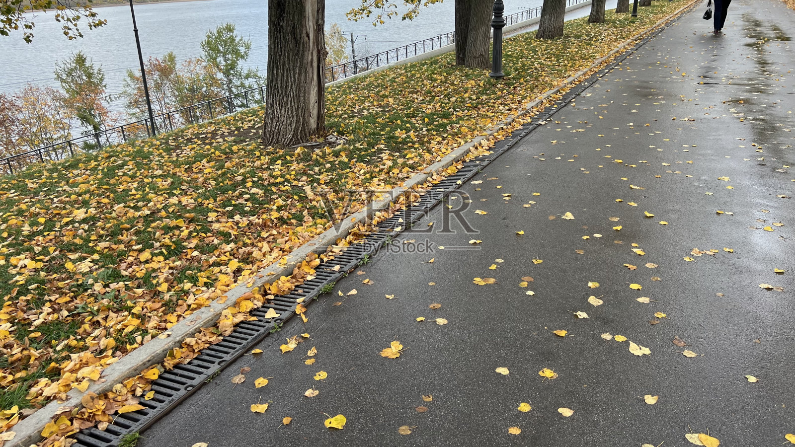 秋天沿着河堤散步照片摄影图片