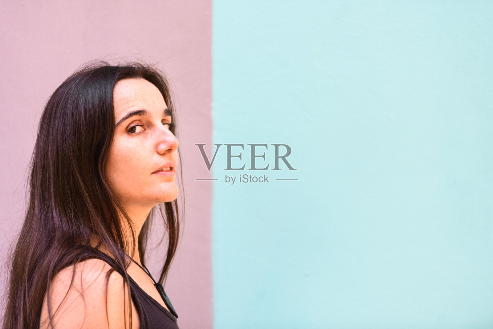 一个被解放的年轻阿拉伯妇女的肖像，她的棕色长发松散而自由。照片摄影图片