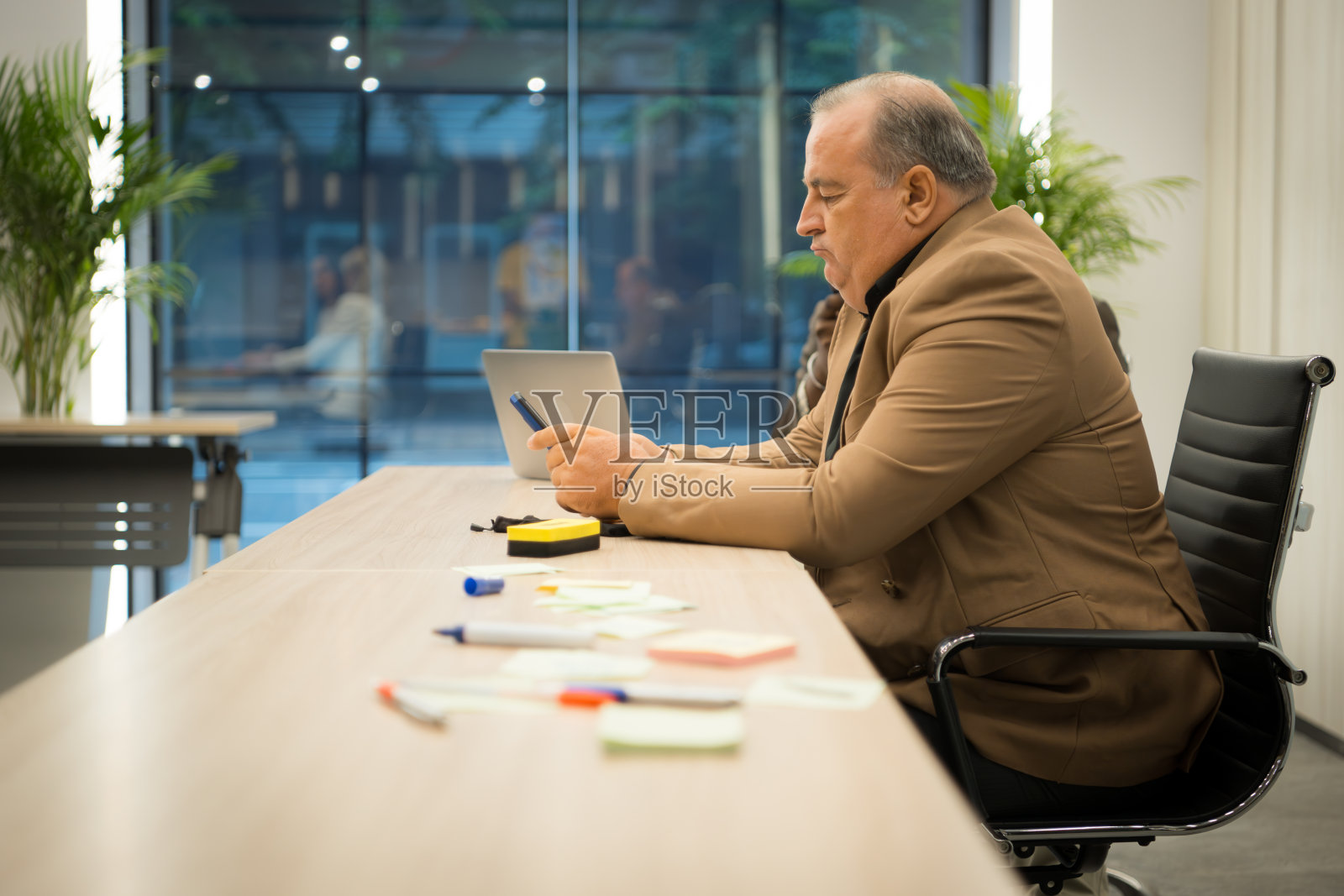 高级商人处理文件和成熟的商人在办公室工作的笔记本电脑照片摄影图片