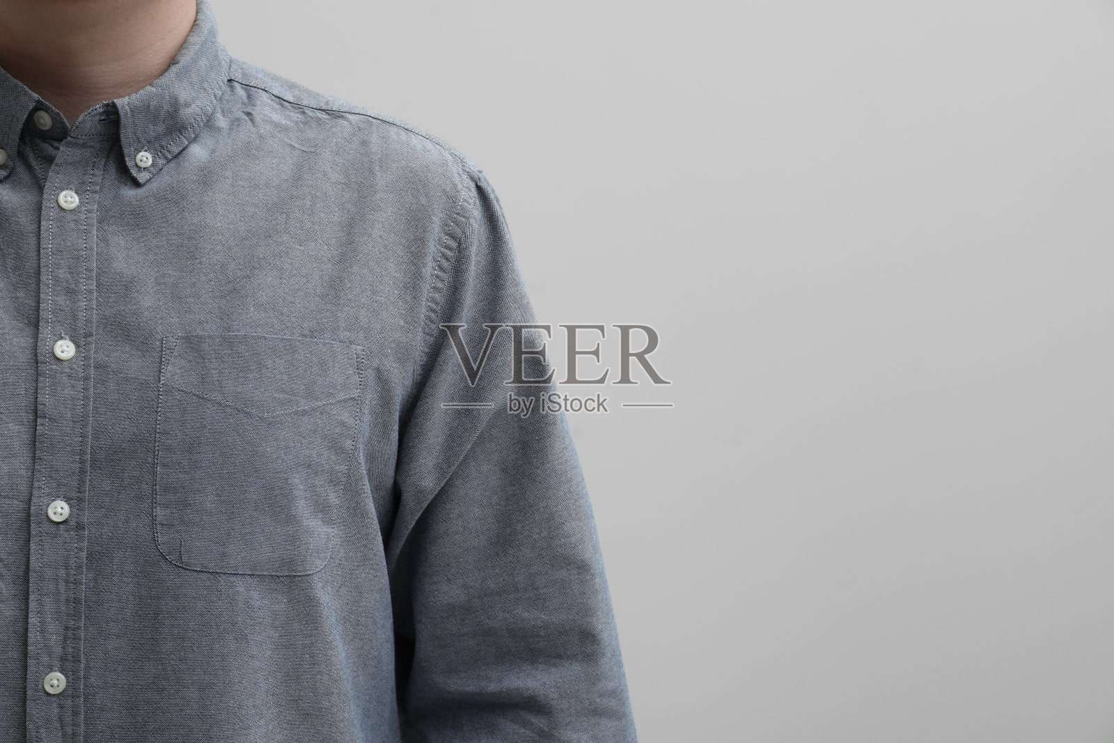 白色背景下穿着干净衬衫的男子，特写。文本空间照片摄影图片