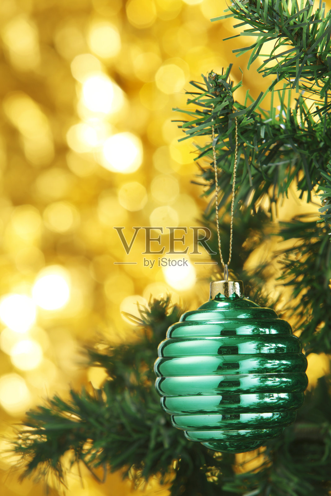 金色背景下的圣诞装饰品照片摄影图片