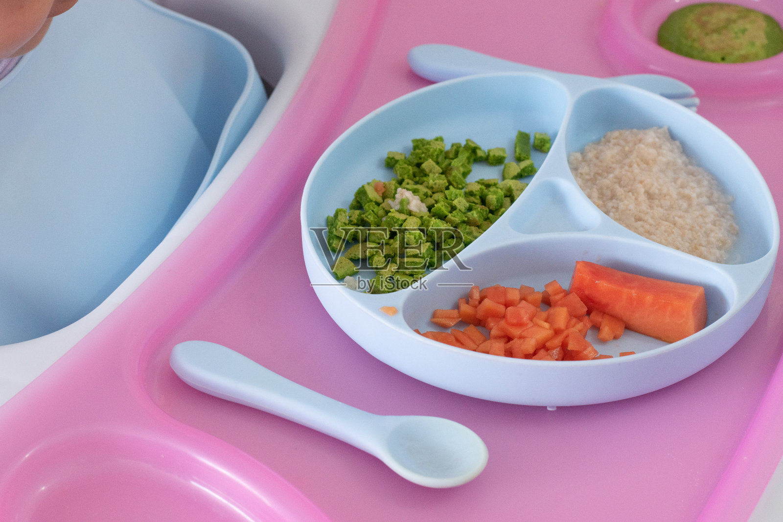 婴儿生命最初几年的喂养照片摄影图片