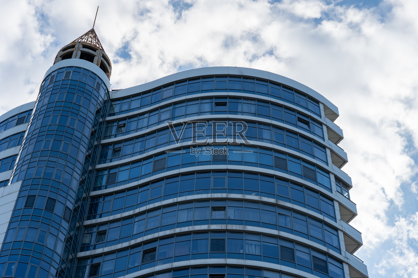 公寓建筑外观的几何现代感。乌克兰第聂伯罗豪宅的建筑细节。照片摄影图片