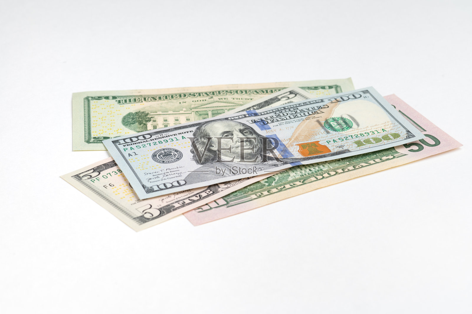 5美元、20美元、50美元、100美元钞票的不同角度。白色背景上的美元特写。照片摄影图片