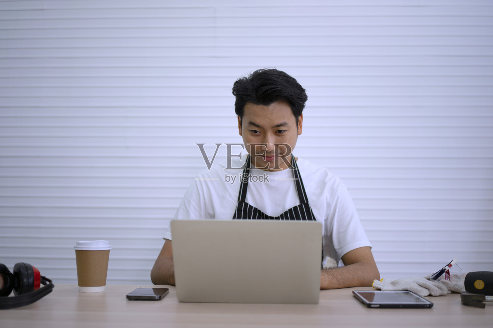 木匠在车间工作。照片摄影图片