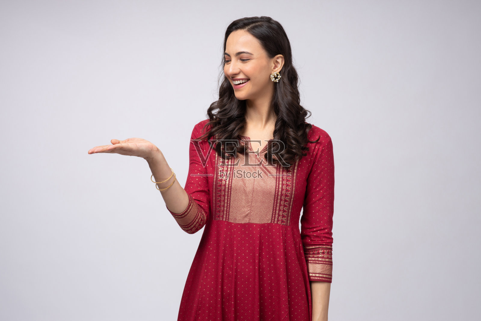 美丽的印度年轻女子的肖像传统服装庆祝排灯节孤立的白色背景股票照片照片摄影图片