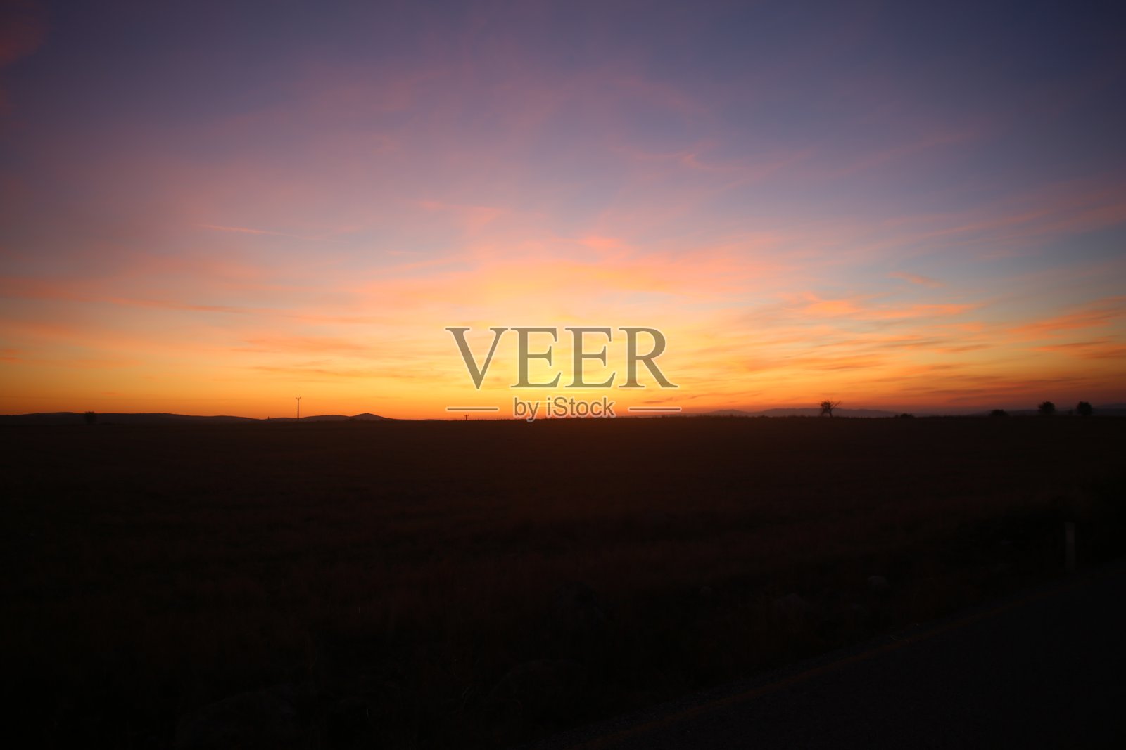 乡村小路上金色的夕阳照片摄影图片