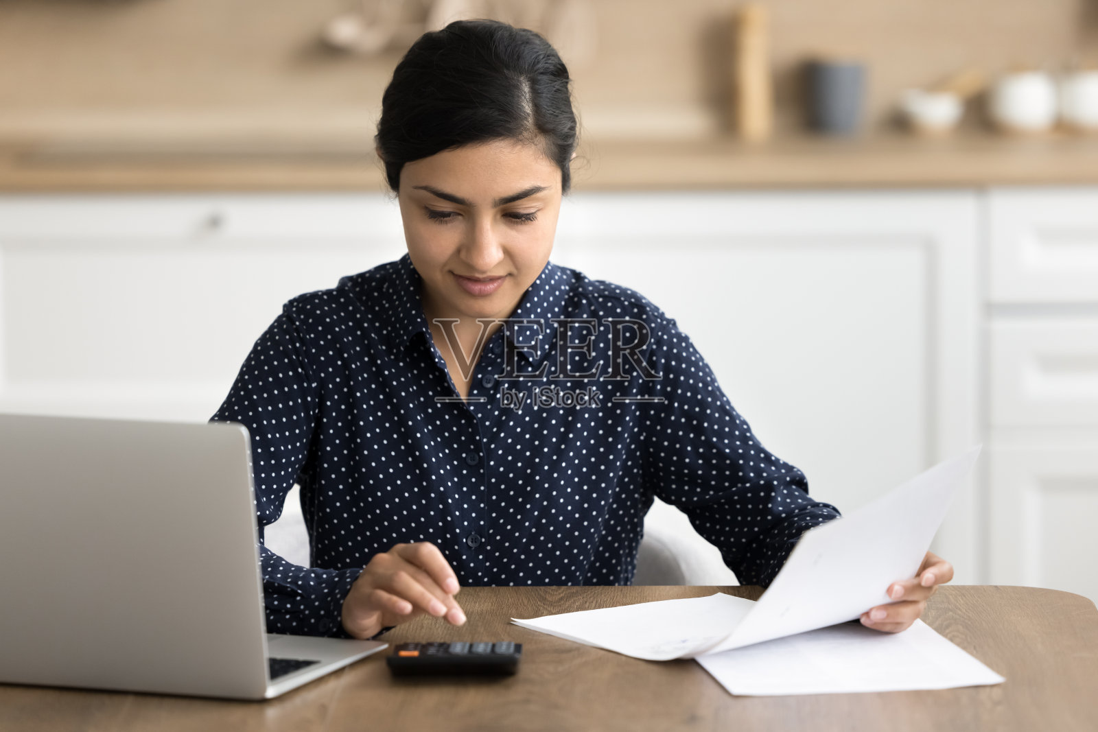 积极专注的自由职业会计女性在家工作照片摄影图片