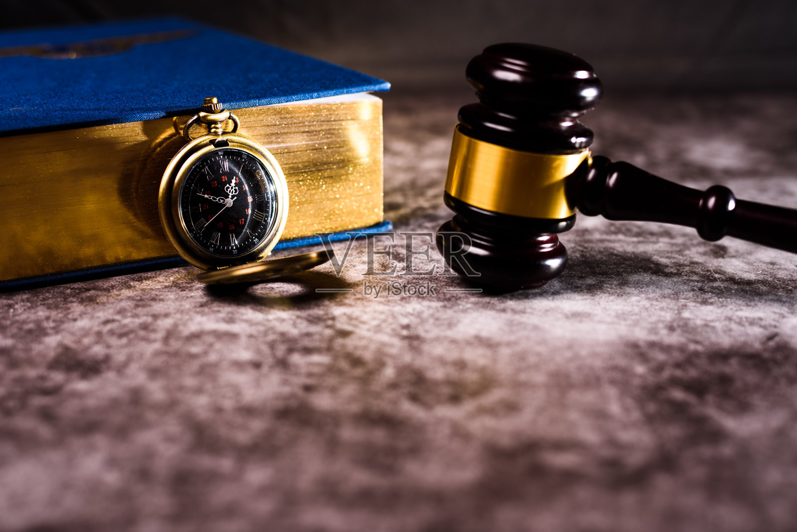 正义是缓慢的，但是用法律来惩罚罪犯。照片摄影图片