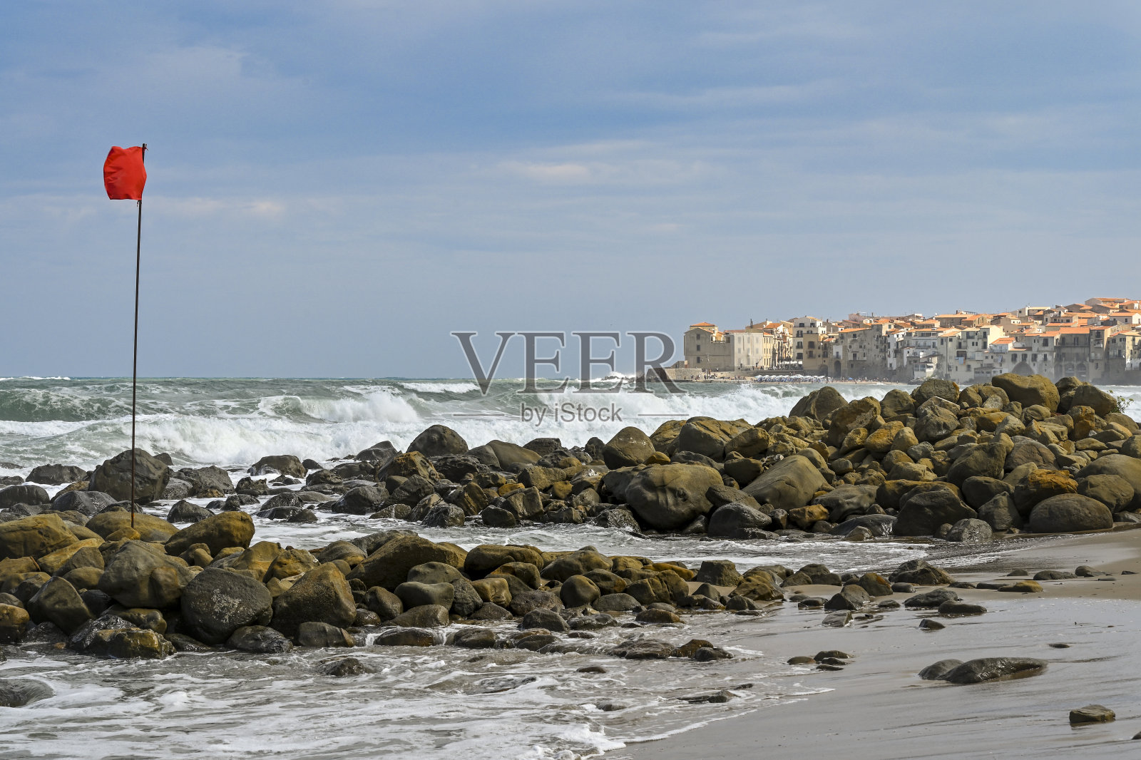 Cefalù，波涛汹涌的大海照片摄影图片