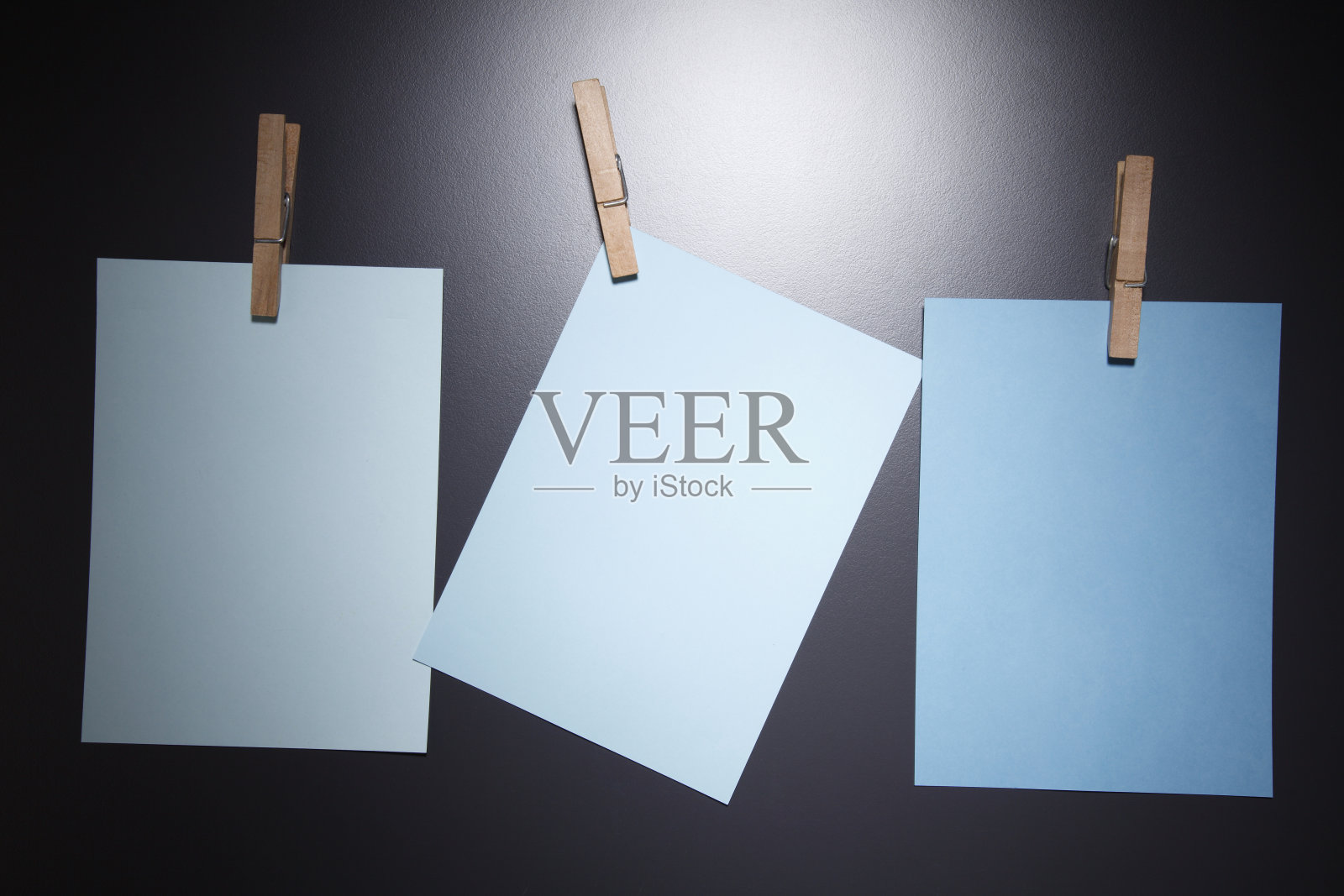 布钉在空白便条纸上照片摄影图片