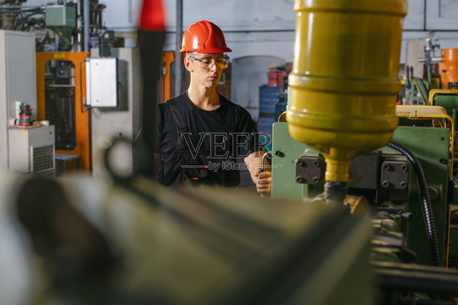 大型工业机械钣金工厂的工作环境。照片摄影图片