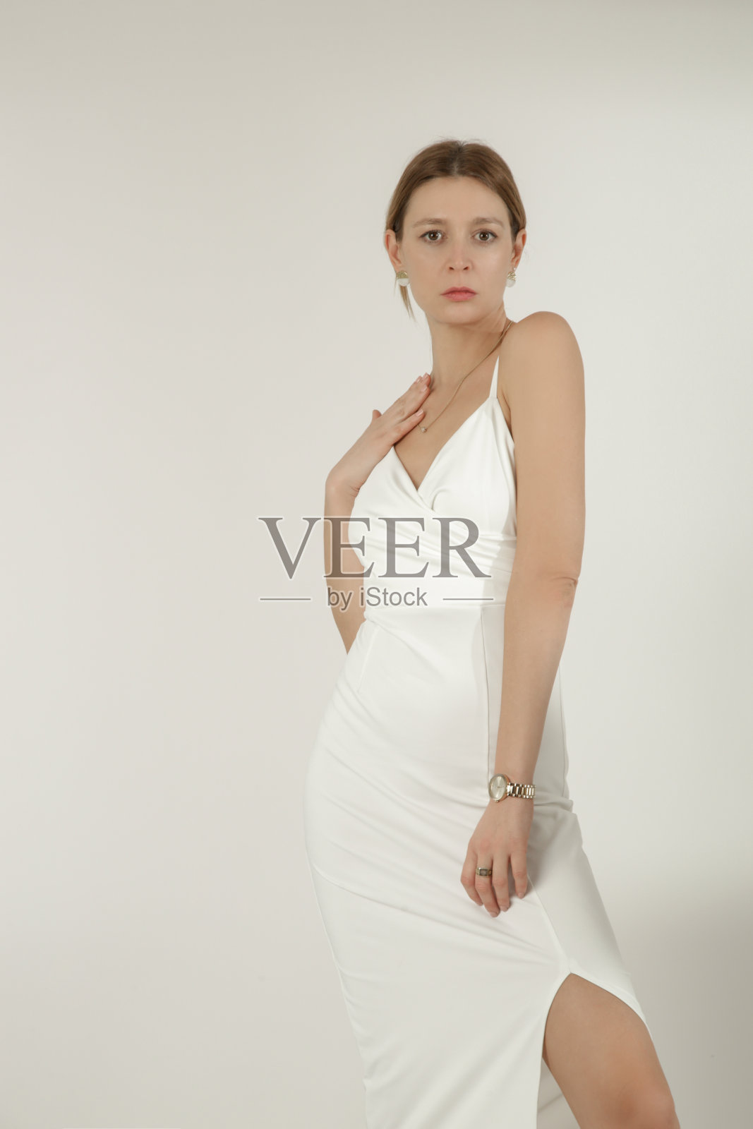 一系列穿着优雅白色礼服的女模特的工作室照片照片摄影图片