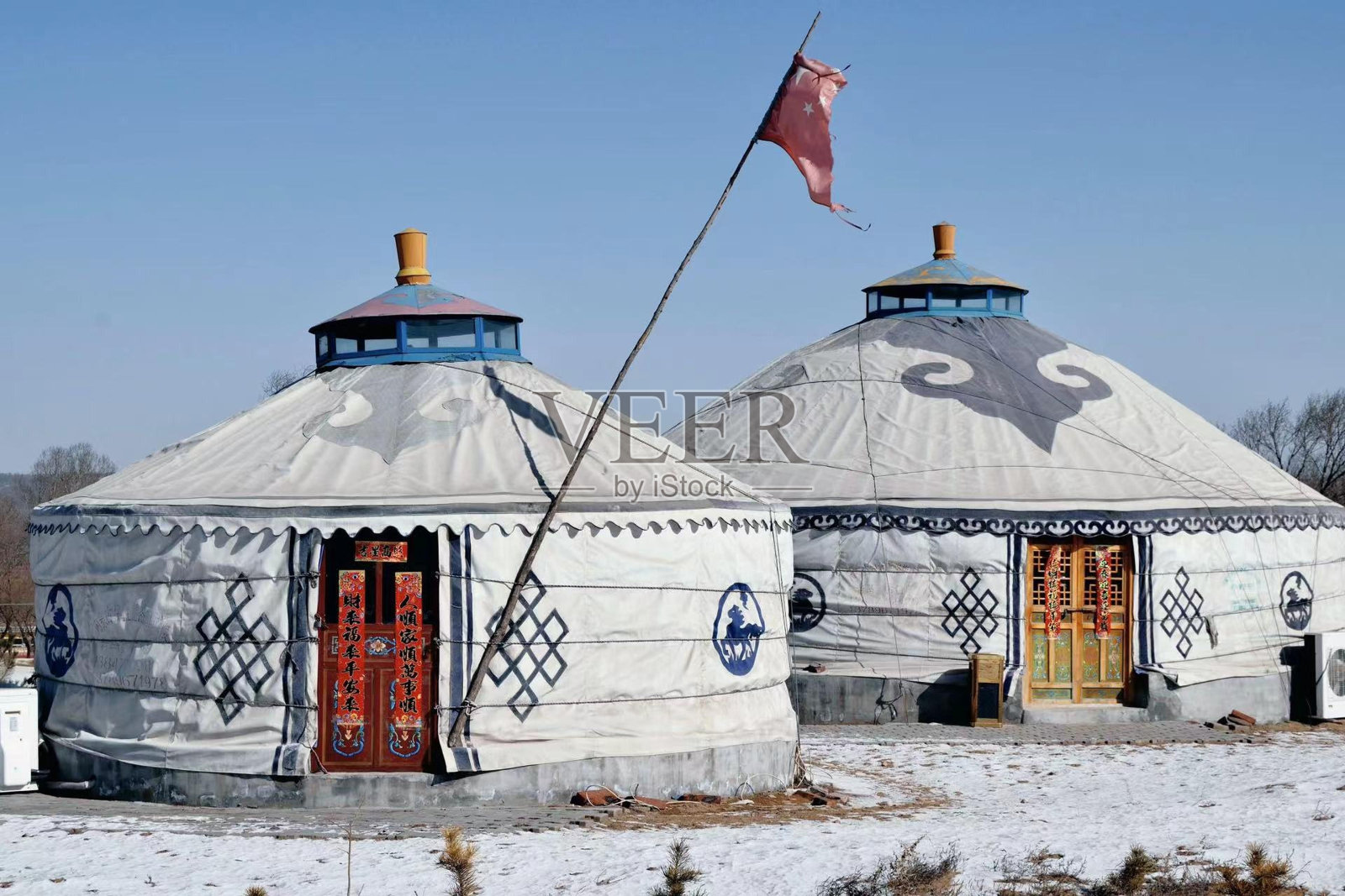 传统的蒙古蒙古包在原始的白雪覆盖的景观照片摄影图片
