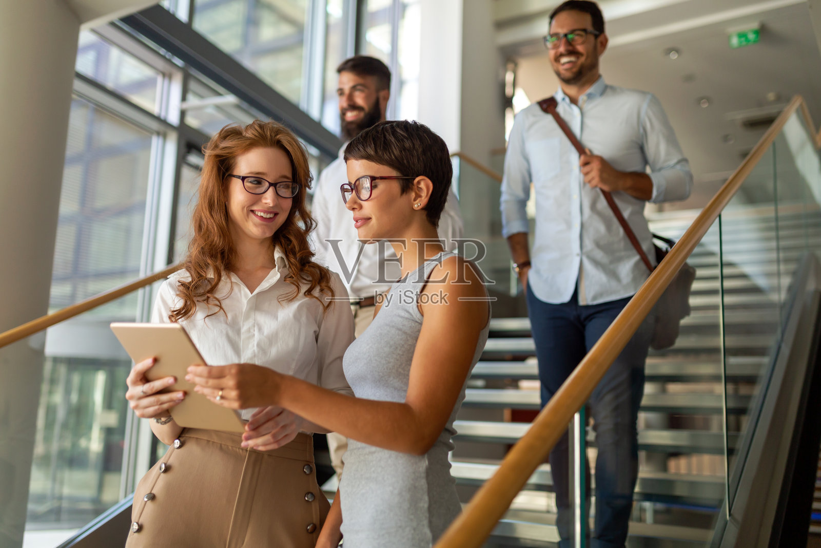 一群商务人士一起使用数码平板电脑，开会和团队合作的概念。照片摄影图片