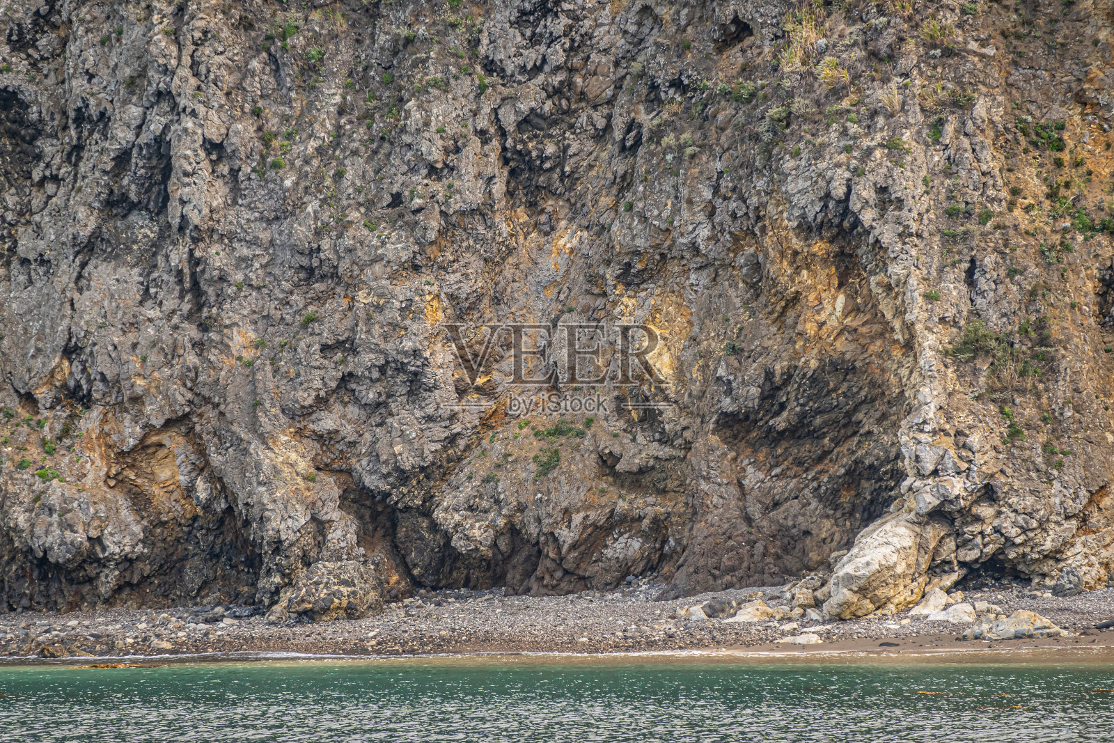 冲浪线和悬崖脚下，圣克鲁斯岛，加利福尼亚州，美国照片摄影图片