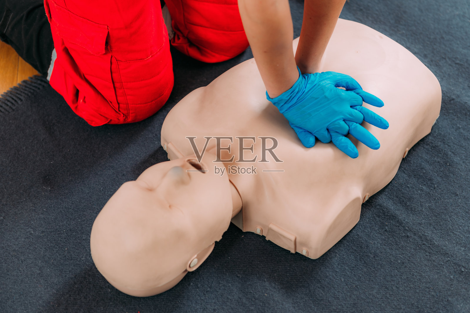 心肺复苏训练课程。假人CPR急救训练中的胸部按压技术。照片摄影图片