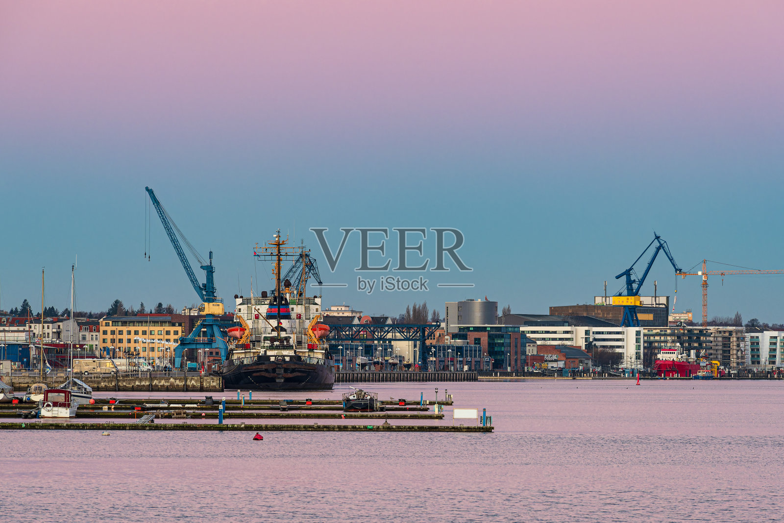 德国罗斯托克汉萨同盟城市沃诺河畔的港口照片摄影图片