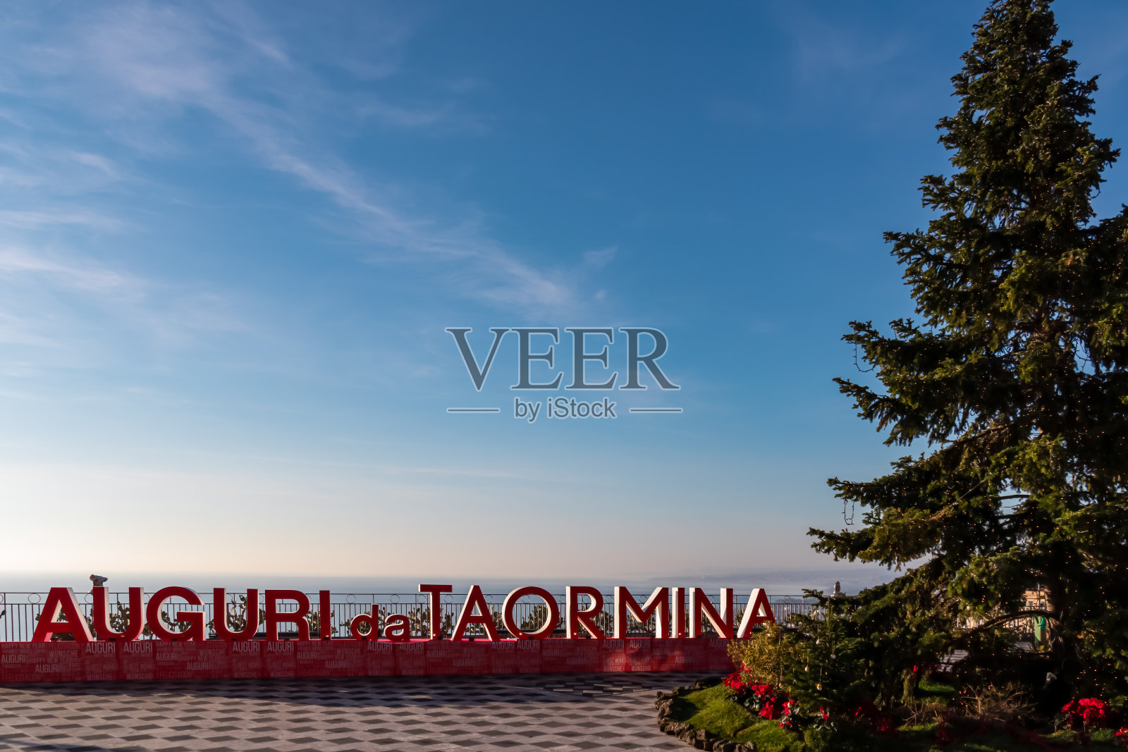 陶尔米纳-圣诞装饰在陶尔米纳，墨西拿省，西西里岛，意大利，欧洲，欧盟的主要广场(4月9日广场)照片摄影图片