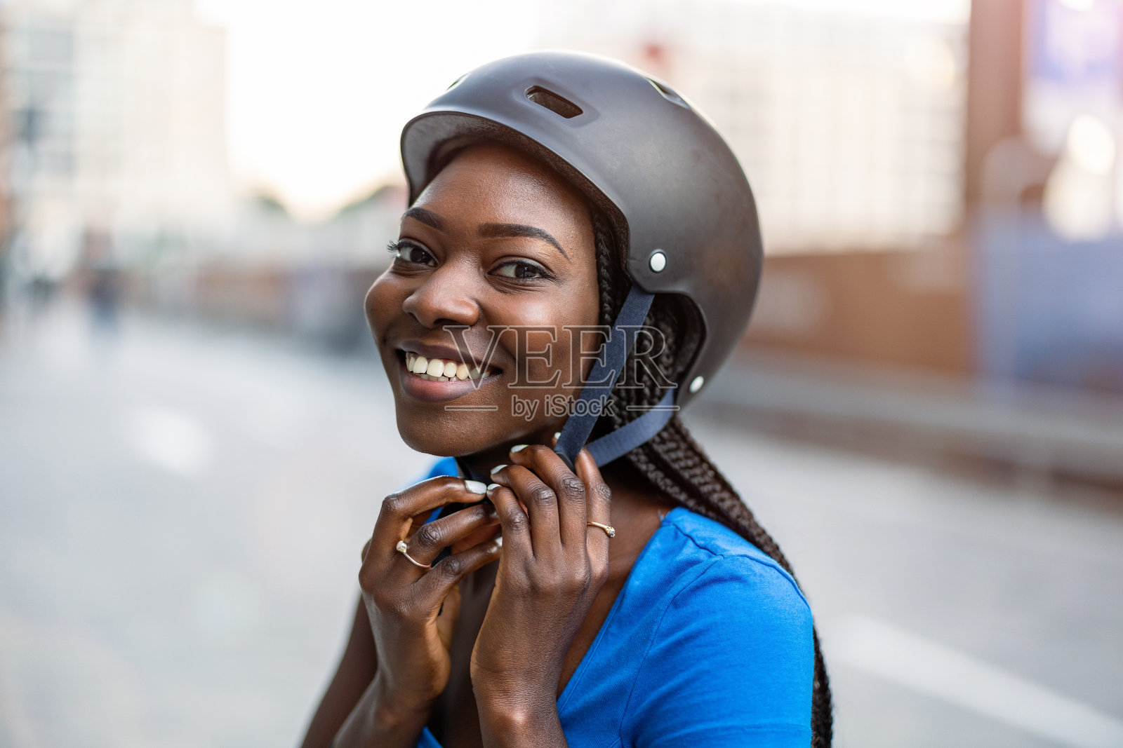 年轻女子戴上自行车头盔照片摄影图片