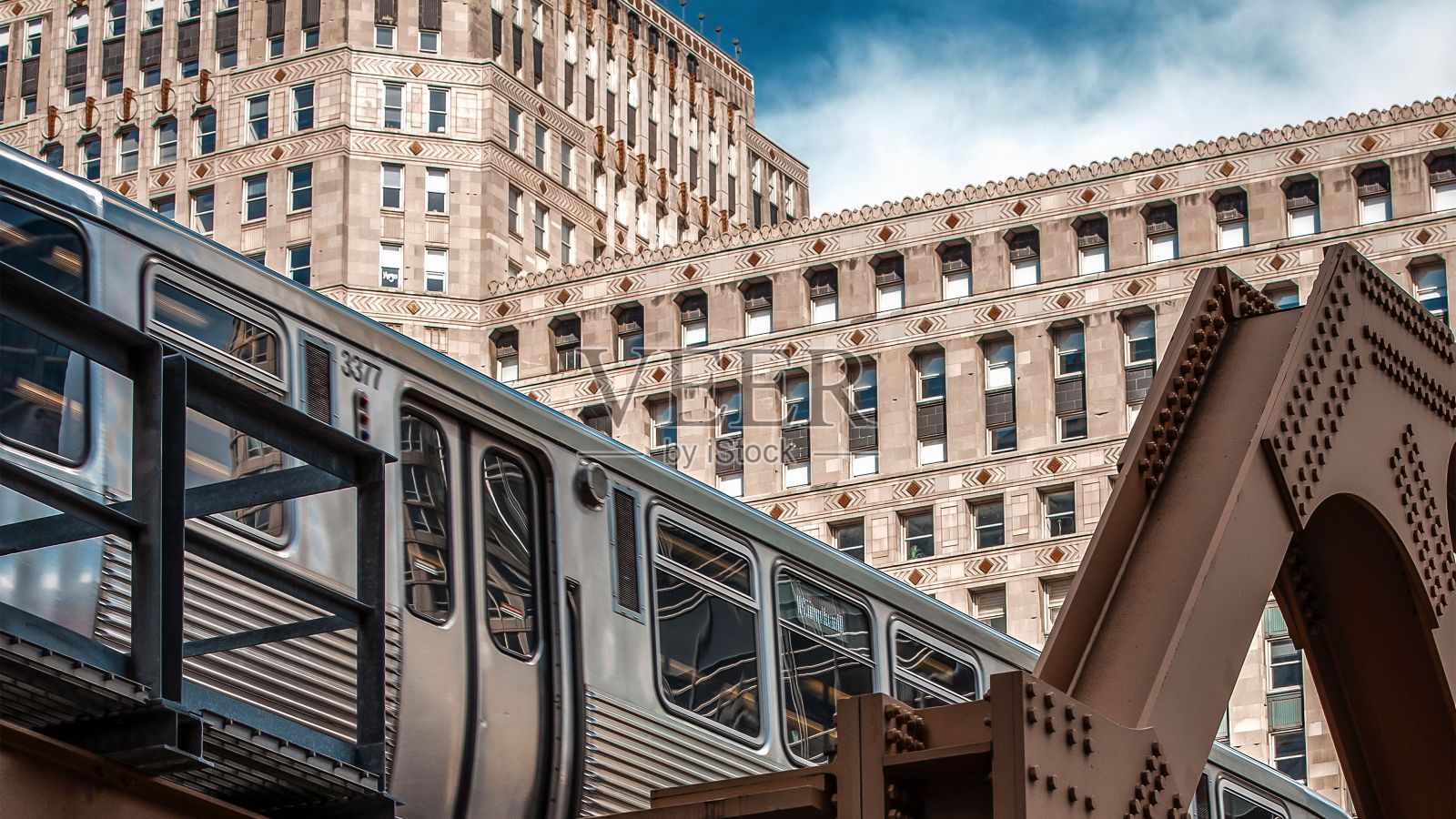 停在有大窗户的桥边上的火车照片摄影图片