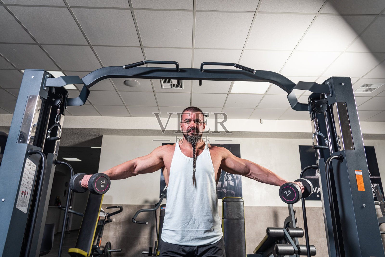 强壮的男人正在健身房训练，以获得更好的健康条件照片摄影图片