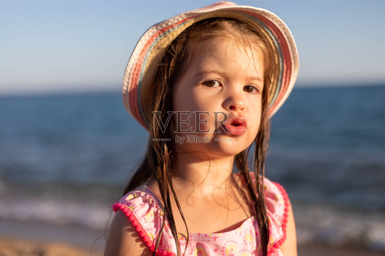 一个吹口哨的女孩的肖像。照片摄影图片