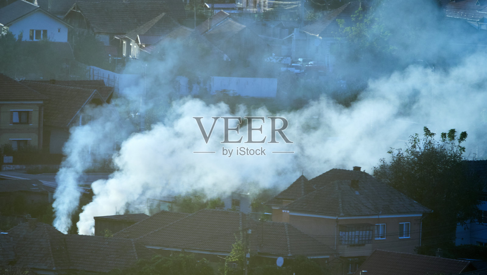 农村地区燃烧草叶残片产生的烟雾、烟尘等问题。照片摄影图片