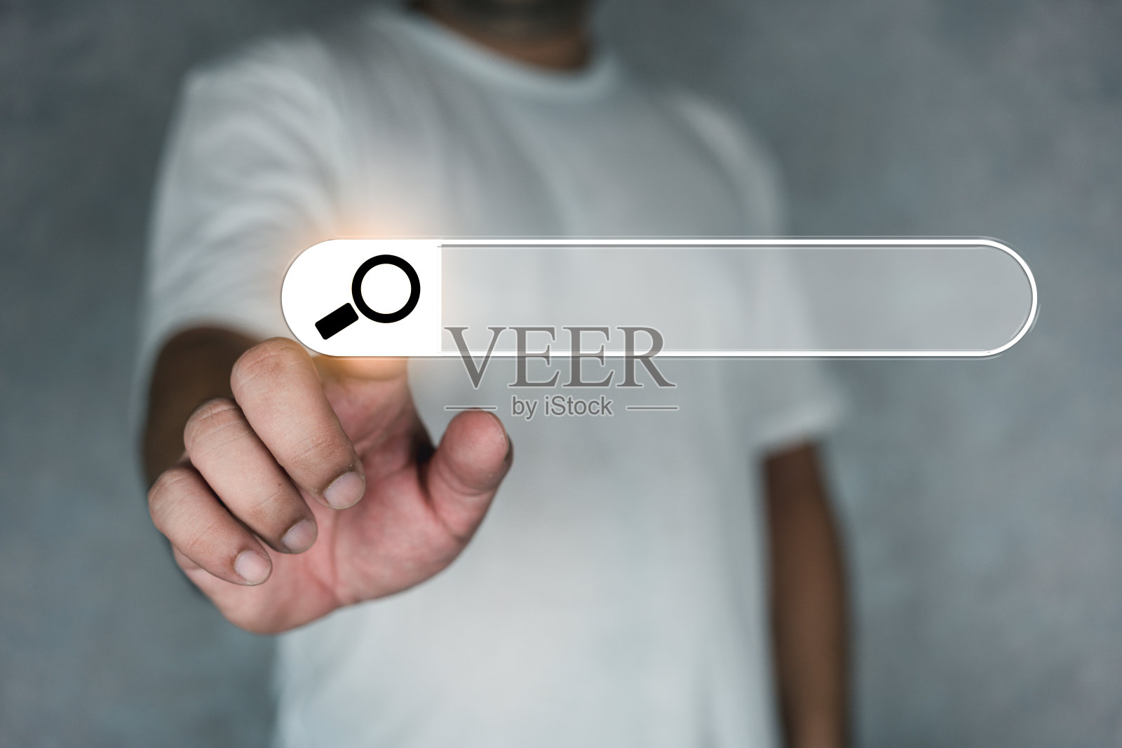 人的手触摸空放大镜图标搜索。照片摄影图片