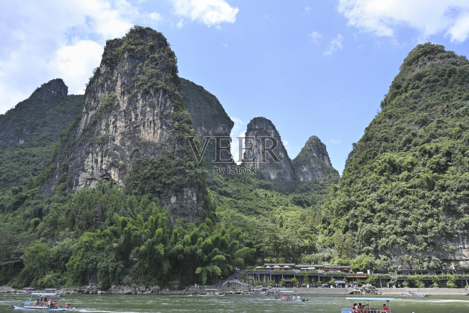 漓江沿岸的喀斯特峰林地貌照片摄影图片