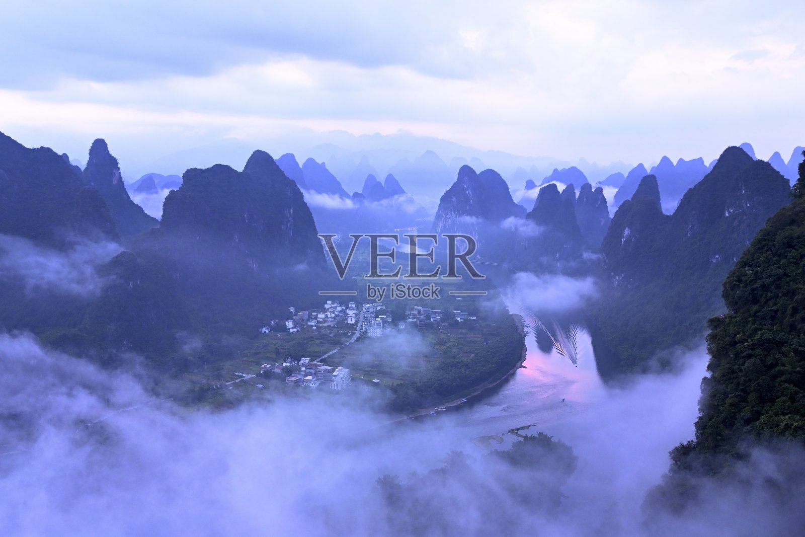 漓江和山峰上壮丽的日出照片摄影图片