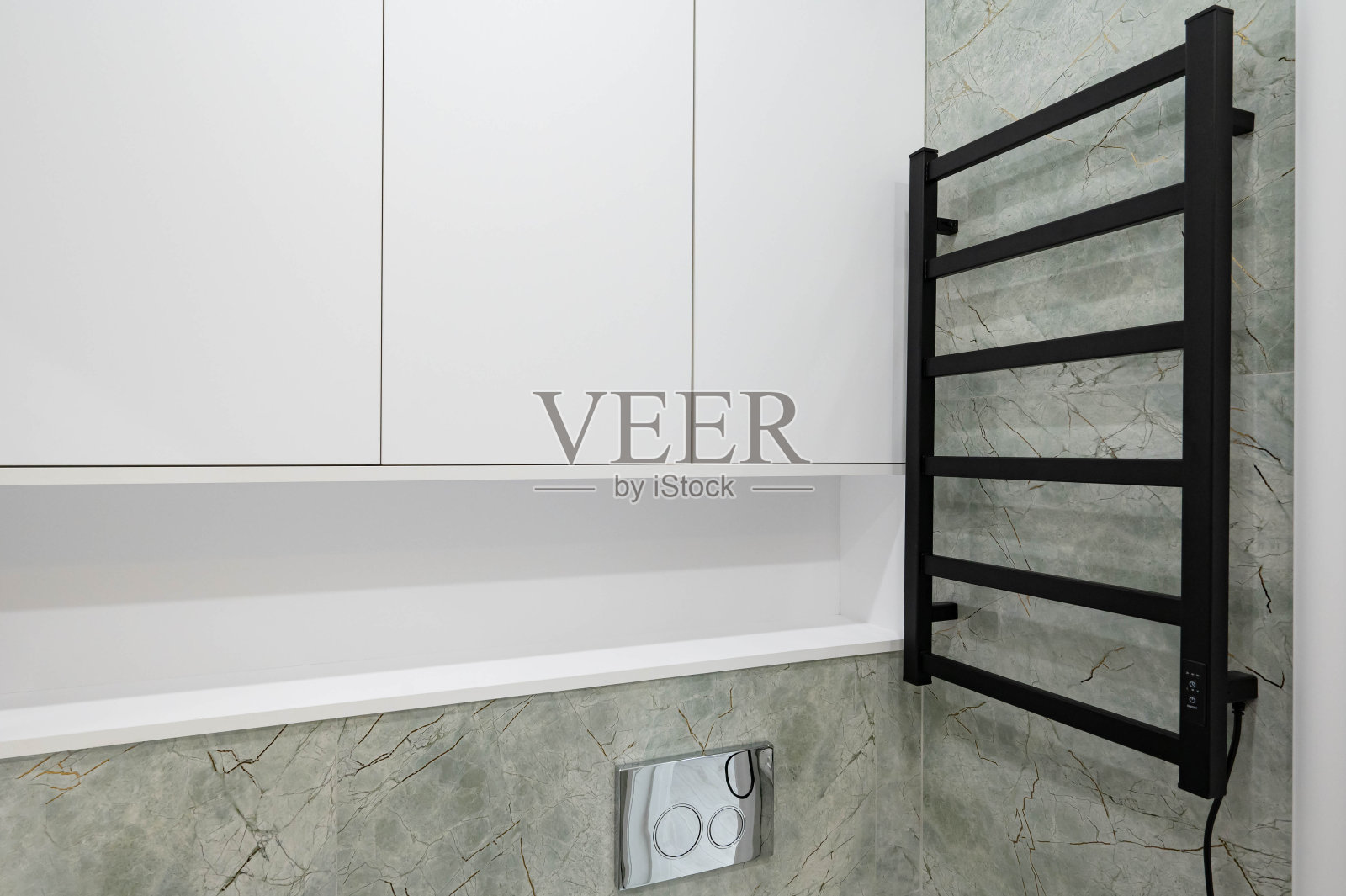 新公寓的现代黑色加热毛巾架和墙上的电加热照片摄影图片