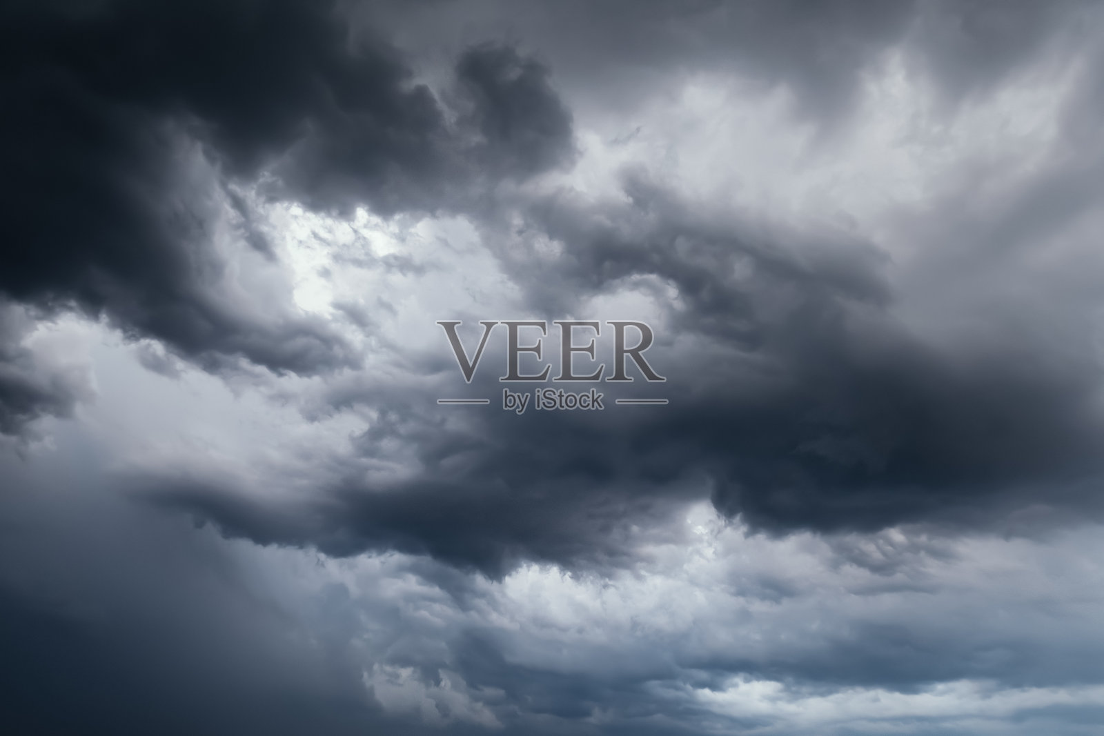 阴沉，狂风暴雨多云的天空，沉重的铅云自然背景照片摄影图片
