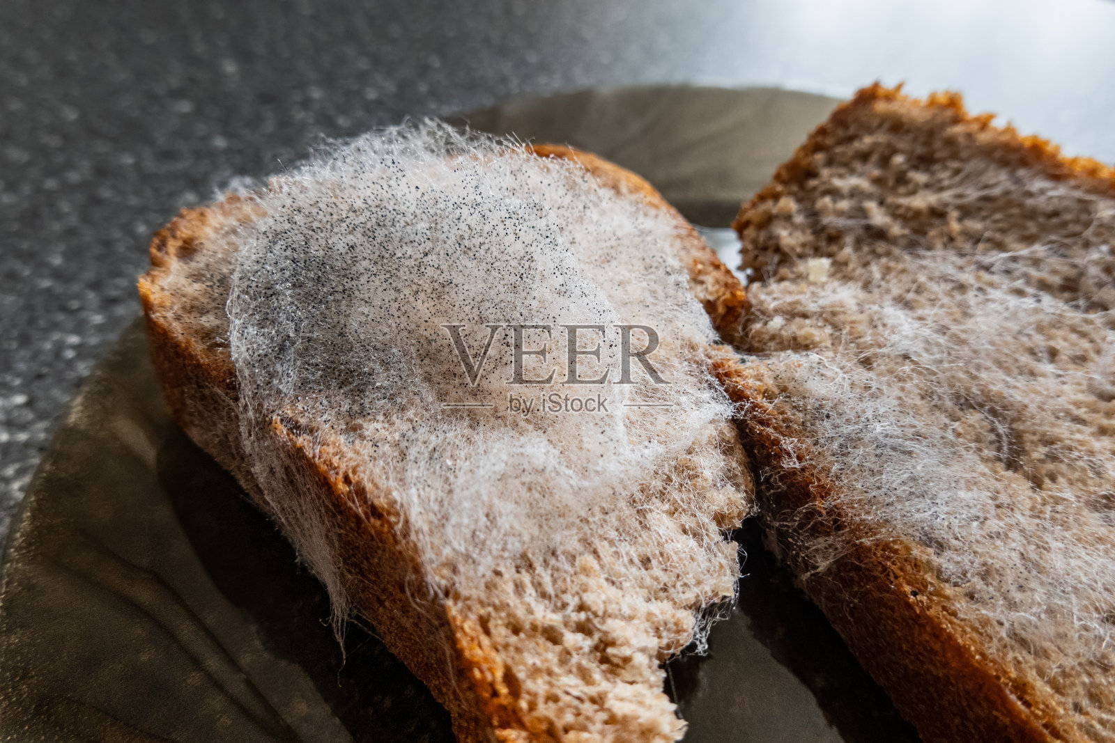 发霉的黑麦面包片，特写。食物上的黑曲霉照片摄影图片