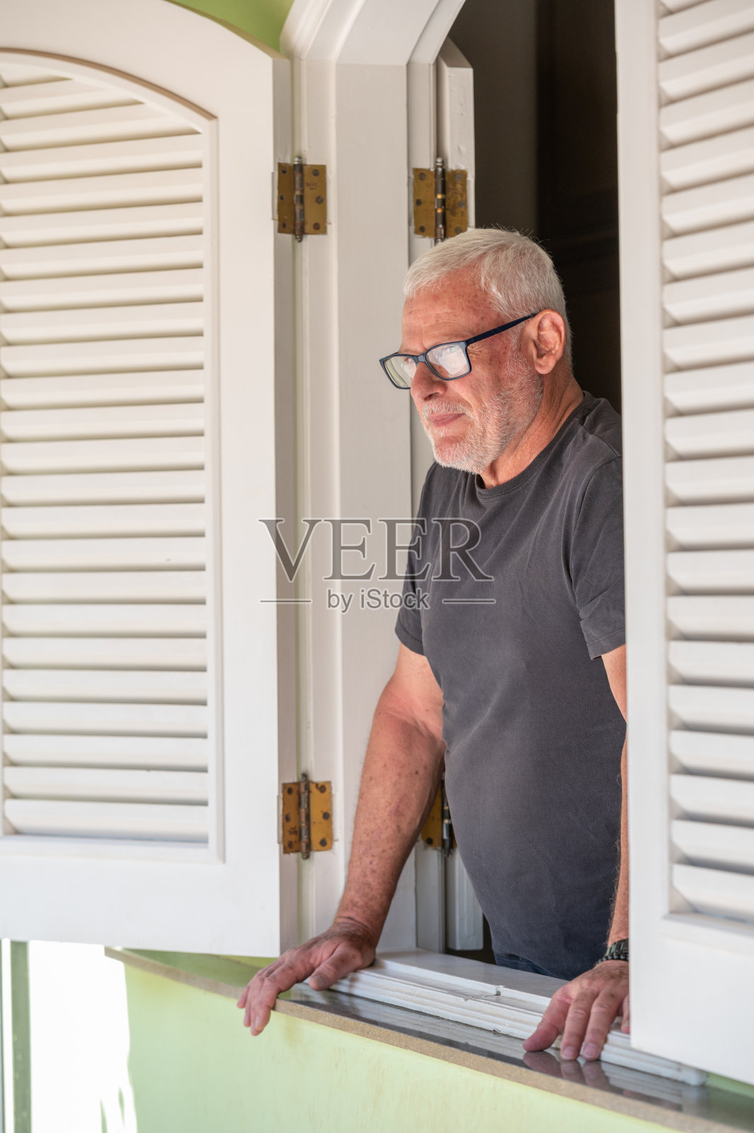 窗边的老人照片摄影图片