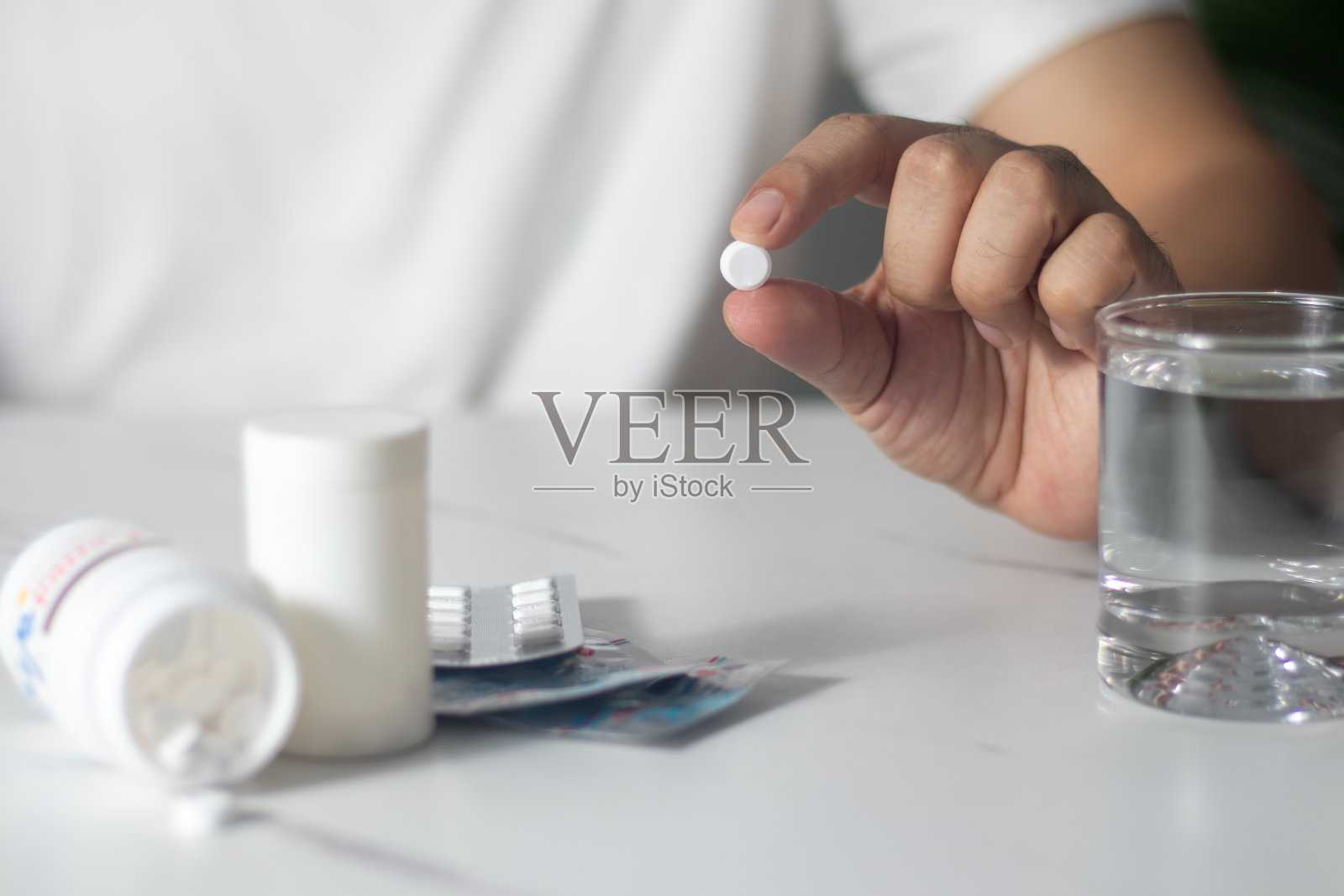 我定期服用处方药物来管理我的健康状况，确保快速恢复。照片摄影图片