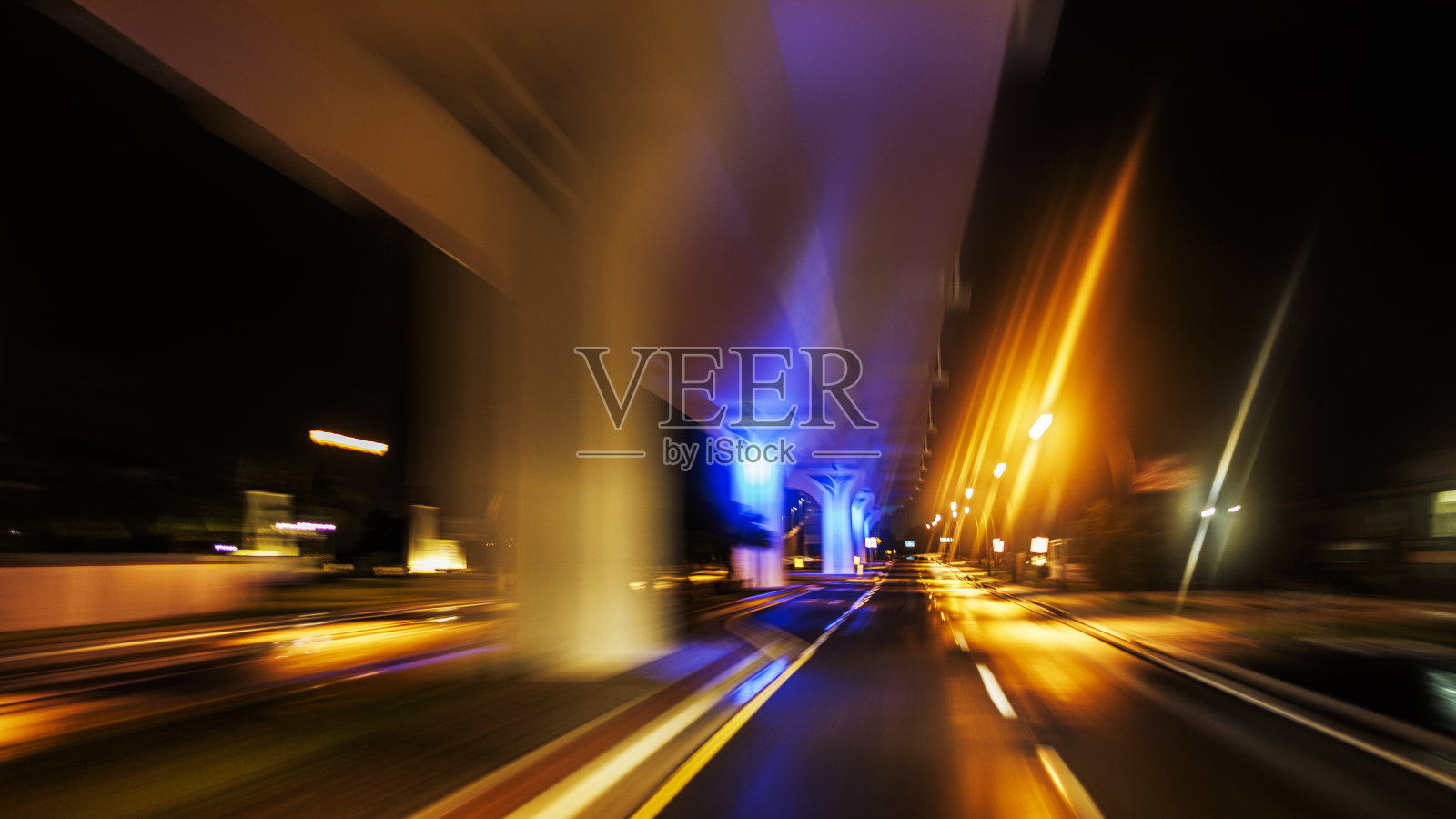 夜路上的灯火如火。在暴雨中驾车行驶在高速公路上。软焦点，模糊运动和长曝光照片摄影图片