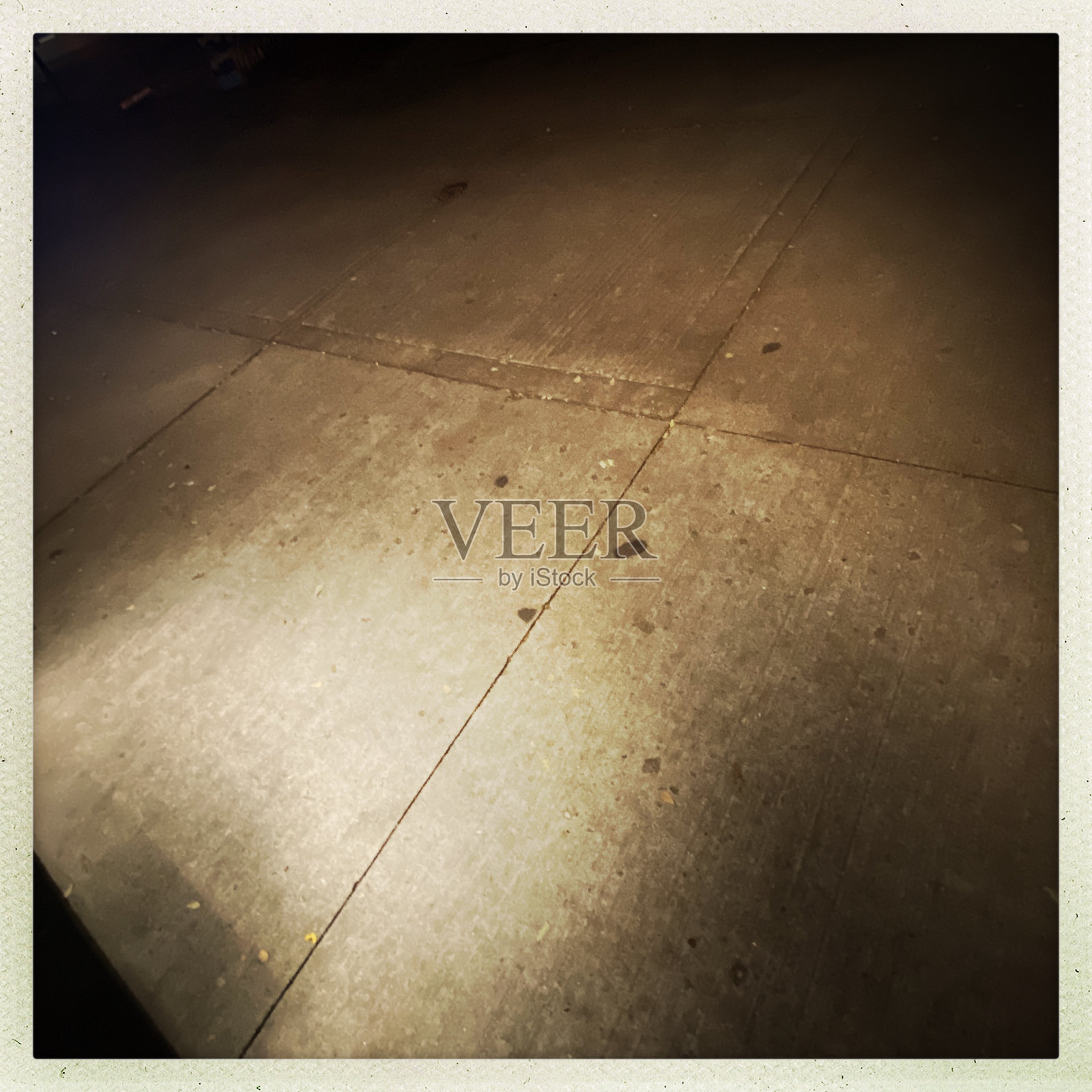 夜晚的城市人行道照片摄影图片