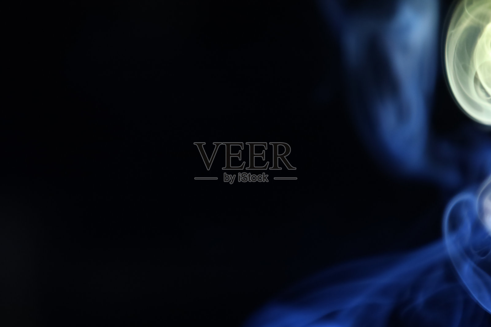 黄蓝色烟雾，极简的深色背景照片摄影图片