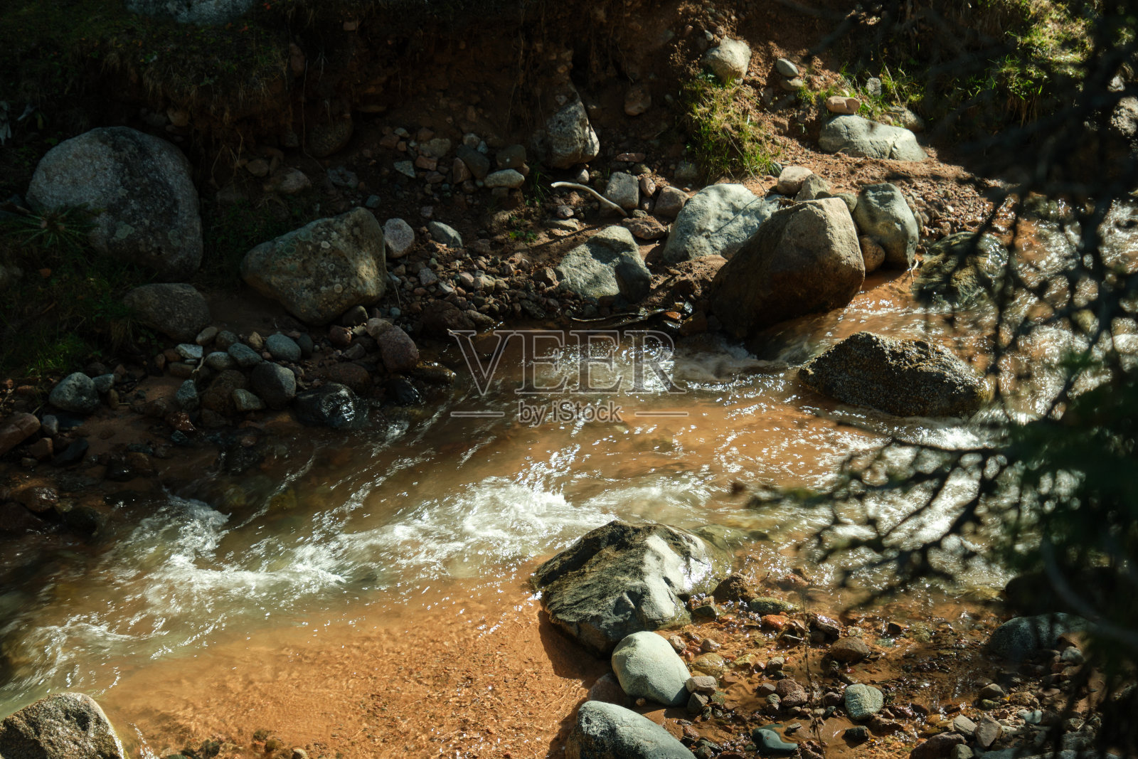 山涧在岩石上流动的特写镜头照片摄影图片